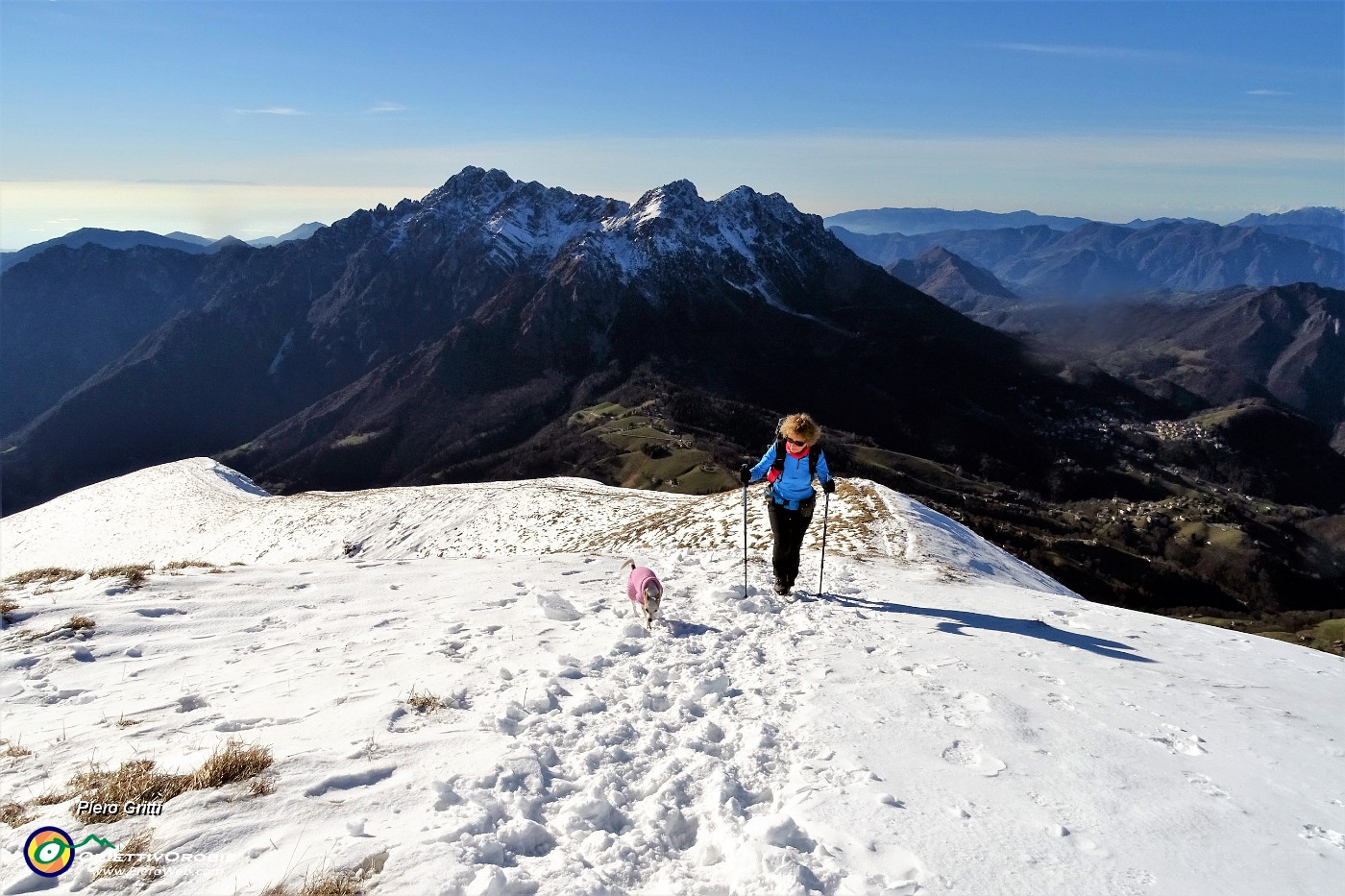 32 Salendo in cresta Cima Grem con da sfondo alle spalle l'Alben.JPG -                                